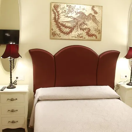 Hostal Flor De Lis- Lojo コニル・デ・ラ・フロンテラ