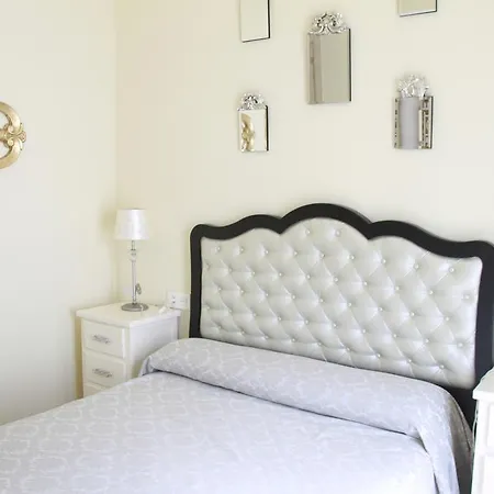 ゲストハウス Hostal Flor De Lis- Lojo 2*