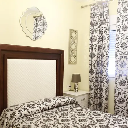 Hostal Flor De Lis- Lojo