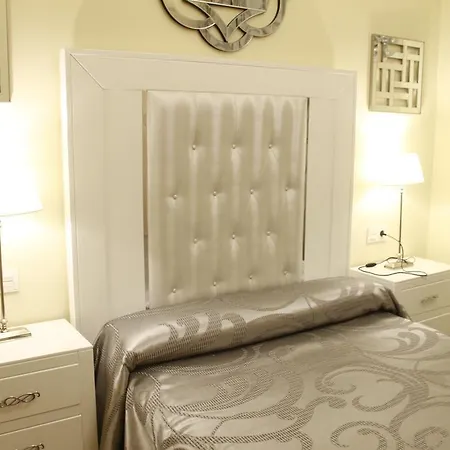 ゲストハウス Hostal Flor De Lis- Lojo コニル・デ・ラ・フロンテラ